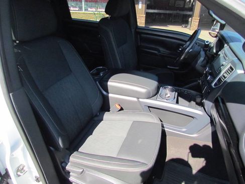 Used 2018 Nissan Titan SV w/ SV Convenience Package image 18