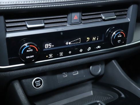 Used 2023 Nissan Rogue SV image 28