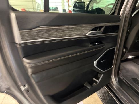 Used 2023 Jeep Wagoneer Series III w/ Preferred Equipment Group AWD/4WD image 37