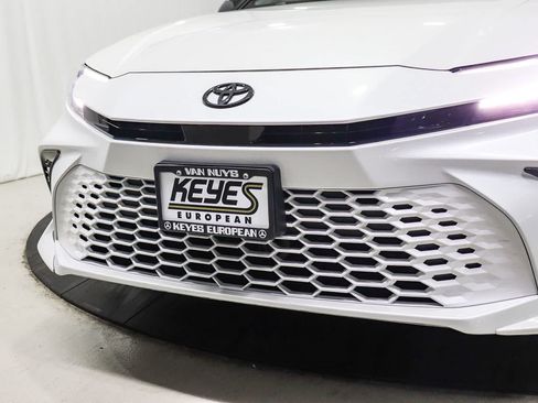 Used 2025 Toyota Camry XSE FWD image 8
