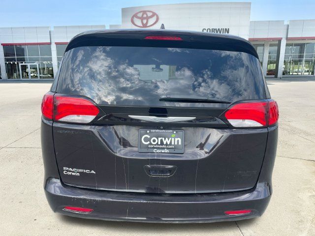 Used 2017 Chrysler Pacifica Touring w/ Tire & Wheel Group FWD image 4
