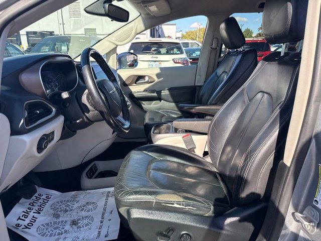 Used 2017 Chrysler Pacifica Touring-L FWD image 19