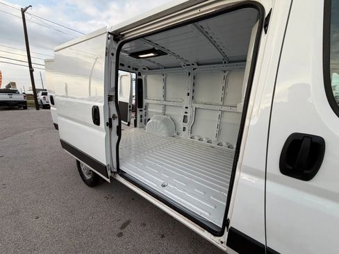 Used 2024 RAM ProMaster 2500 w/ Convenience Group image 18