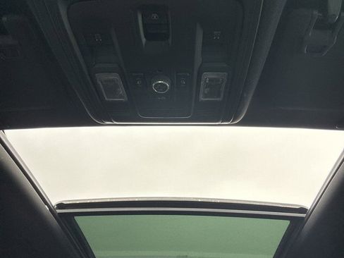 Used 2022 GMC Yukon SLT w/ SLT Premium Package image 11