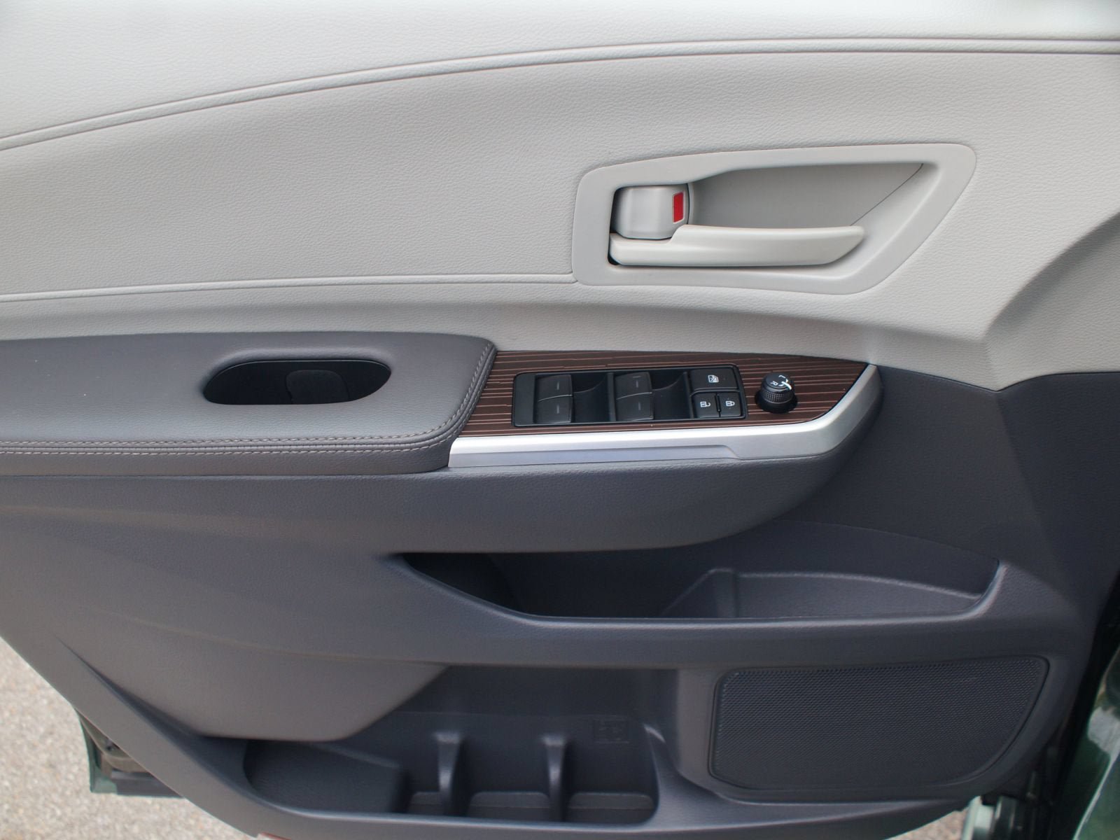 Used 2024 Toyota Sienna LE FWD image 28