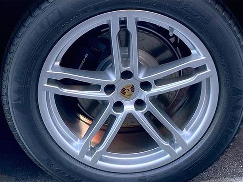 Certified 2026 Porsche Macan image 17