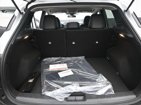 Certified 2025 Nissan Kicks SR FWD image 17
