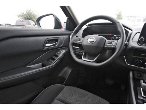 Certified 2025 Nissan Rogue SV image 11