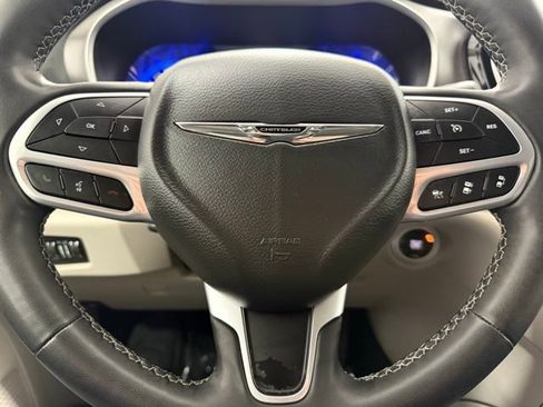 Used 2023 Chrysler Pacifica Touring-L image 45