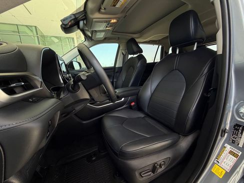 Used 2024 Toyota Highlander XLE FWD image 5