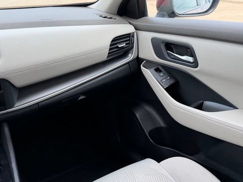 Used 2025 Nissan Rogue SV FWD image 24