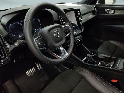 Used 2022 Volvo XC40 T5 R-Design image 4