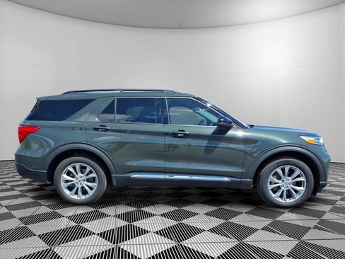 Used 2024 Ford Explorer XLT w/ Equipment Group 202A RWD image 30