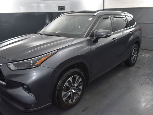 Used 2023 Toyota Highlander XLE FWD image 5