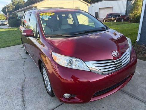 Used 2014 Toyota Sienna Limited w/ Limited Premium Package FWD image 5