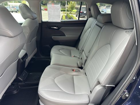 Certified 2021 Toyota Highlander XLE image 12