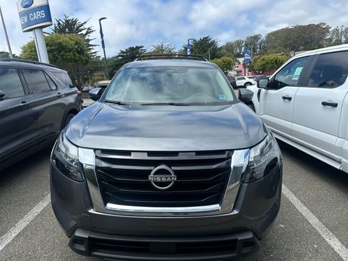 Used 2024 Nissan Pathfinder SV w/ SV Premium Package FWD image 2