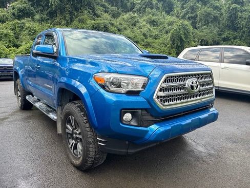 Used 2017 Toyota Tacoma TRD Sport w/ Tow Package (A/T) AWD/4WD image 2
