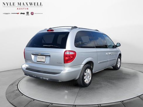 Used 2005 Chrysler Town & Country Touring w/ Leather Interior Group FWD image 16