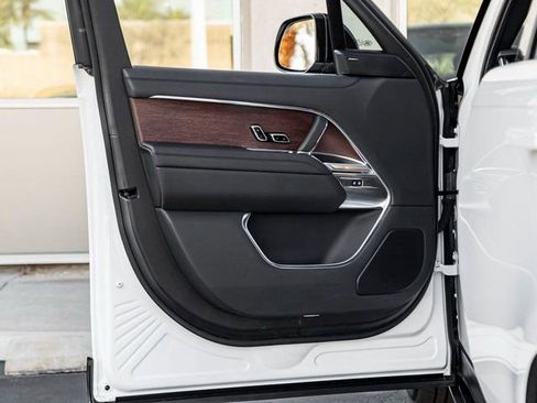 Used 2023 Land Rover Range Rover SE image 12