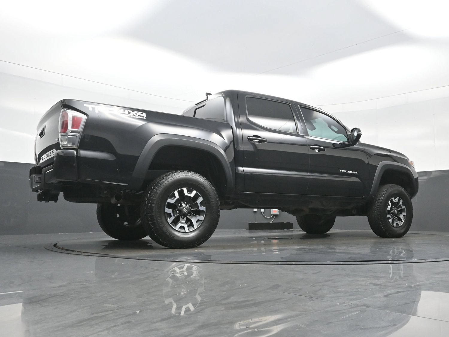 Used 2020 Toyota Tacoma TRD Off-Road w/ Technology Package AWD/4WD image 33