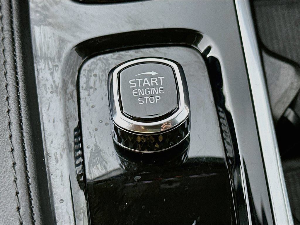 Used 2024 Volvo XC90 B5 Plus AWD/4WD image 27