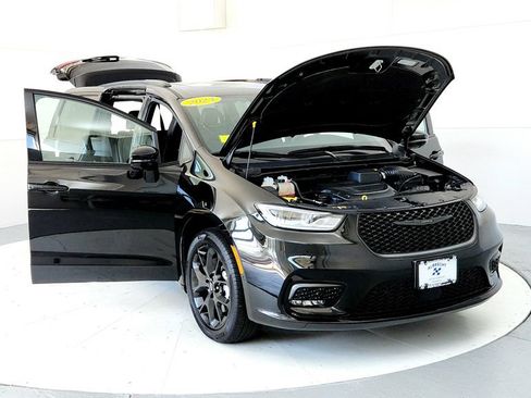 Used 2023 Chrysler Pacifica Limited w/ Uconnect Theater Family Group AWD/4WD image 9