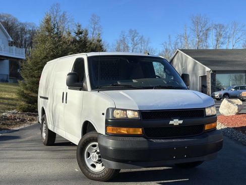 Used 2019 Chevrolet Express 3500 w/ Driver Convenience Package image 2
