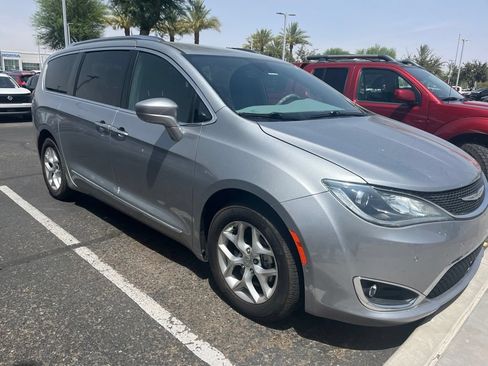 Used 2020 Chrysler Pacifica Touring-L FWD image 3