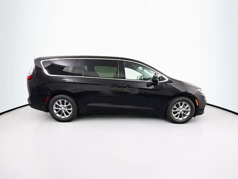 Used 2026 Chrysler Pacifica Limited FWD image 8