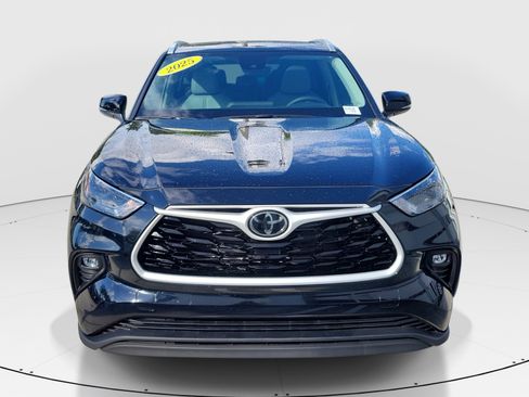 Certified 2025 Toyota Highlander XLE AWD/4WD image 2