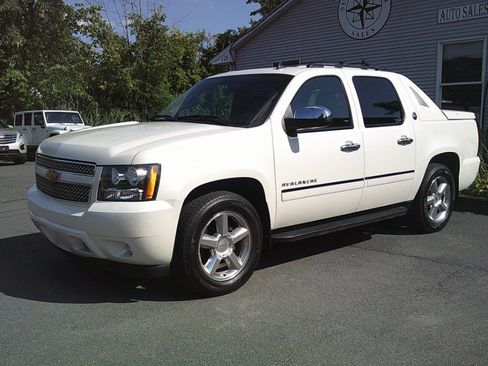 Used 2013 Chevrolet Avalanche LTZ AWD/4WD image 2