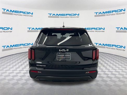Used 2023 Kia Sorento LX image 4