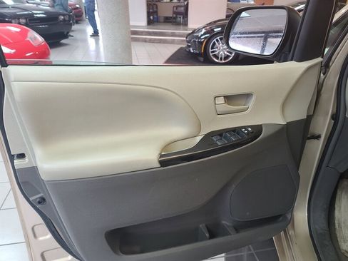 Used 2014 Toyota Sienna LE image 8