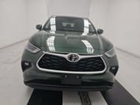 Used 2025 Toyota Highlander LE FWD image 2