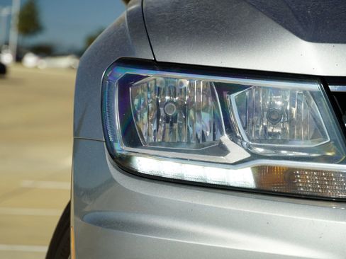 Used 2020 Volkswagen Tiguan SE image 2