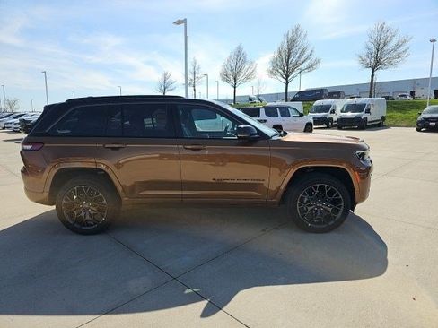 Used 2026 Jeep Grand Cherokee Summit w/ Obsidian Package AWD/4WD image 7