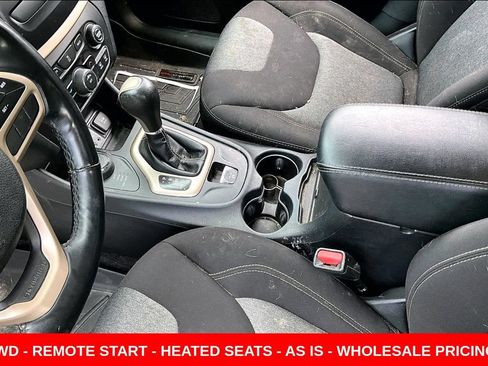 Used 2018 Jeep Cherokee Latitude w/ Altitude Package AWD/4WD image 18