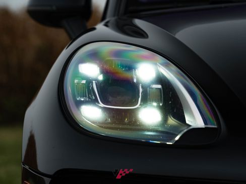 Used 2017 Porsche Macan Turbo image 22