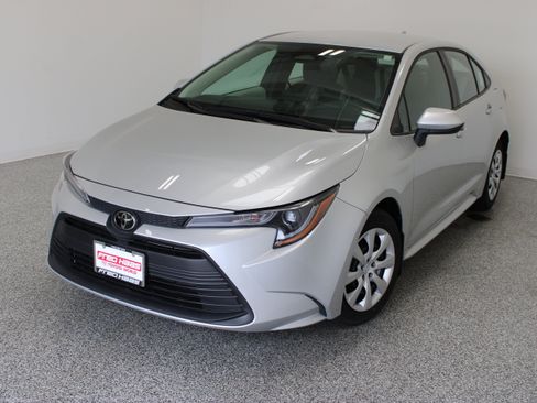 Used 2025 Toyota Corolla LE FWD image 2