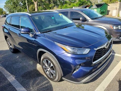 Used 2022 Toyota Highlander XLE image 3
