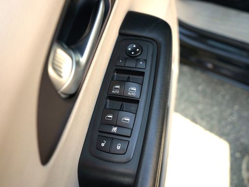 Used 2018 Chrysler Pacifica Touring-L FWD image 11