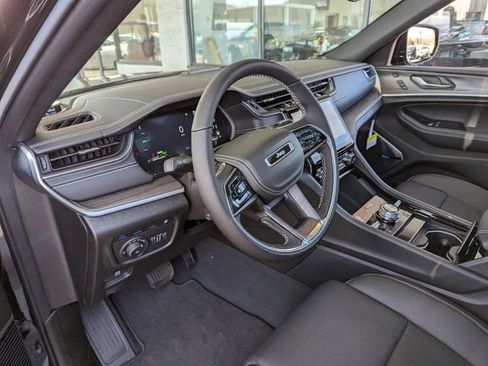 Used 2022 Jeep Grand Cherokee Overland w/ Luxury Tech Group IV AWD/4WD image 7
