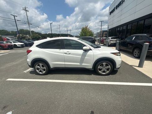 Used 2017 Honda HR-V EX image 2