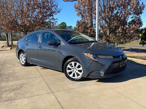 Used 2025 Toyota Corolla LE image 1