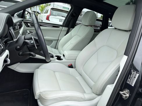 Used 2022 Porsche Macan AWD/4WD image 16