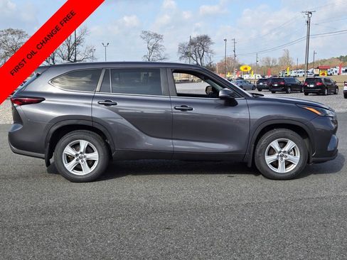 Used 2024 Toyota Highlander LE AWD/4WD image 6