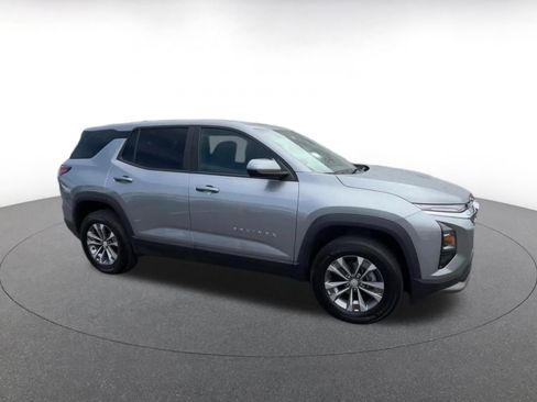 Used 2025 Chevrolet Equinox LT FWD image 2