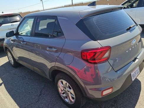 Used 2021 Hyundai Venue SE image 3