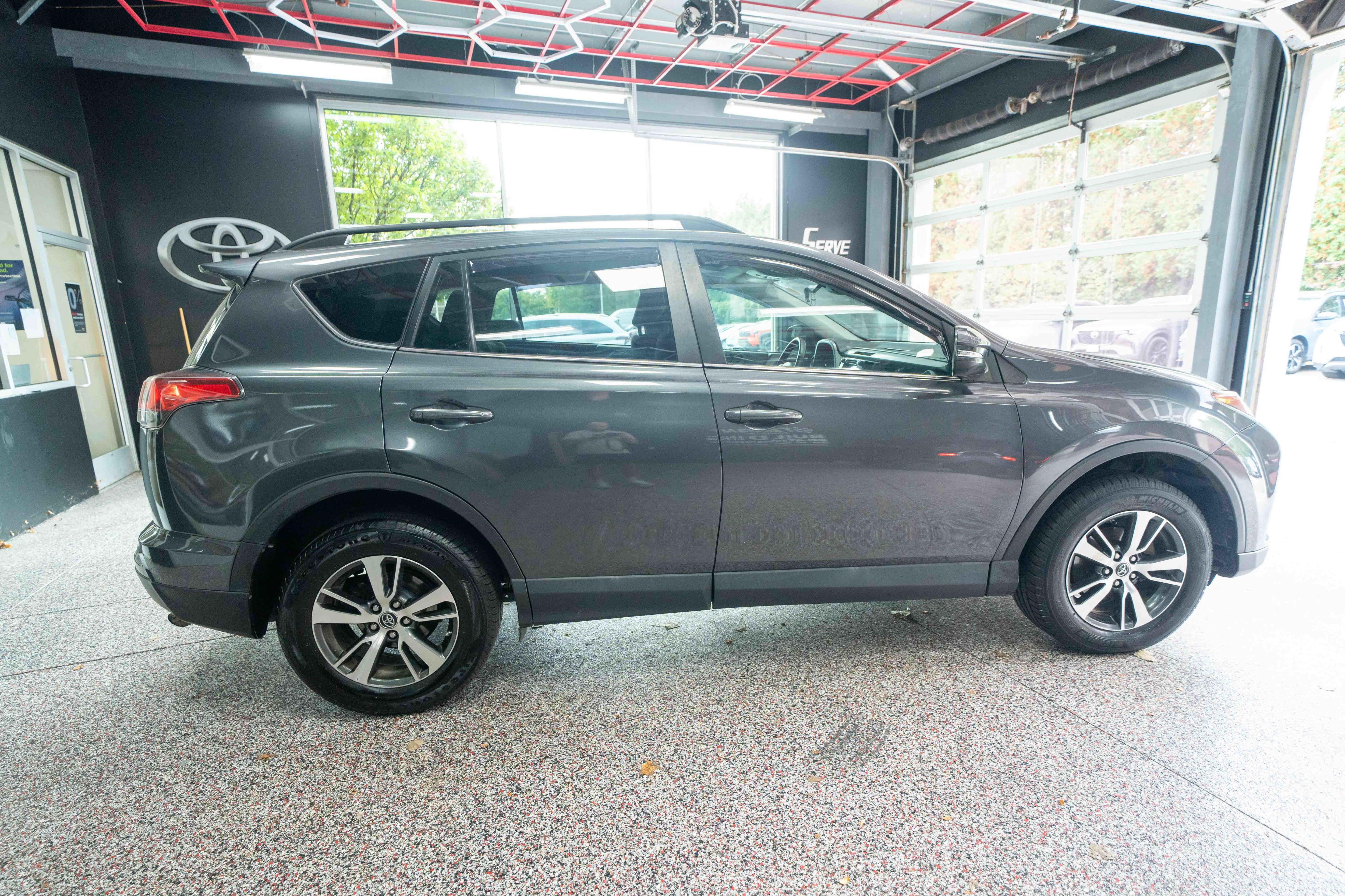 Used 2018 Toyota RAV4 XLE AWD/4WD image 4